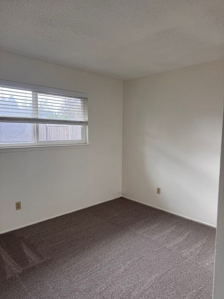 1025 Charles St - Photo 7 of 9