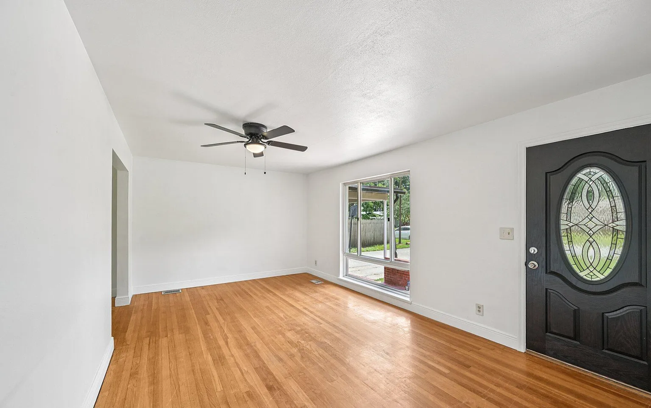 6013 Woodside Dr - Photo 3 of 14