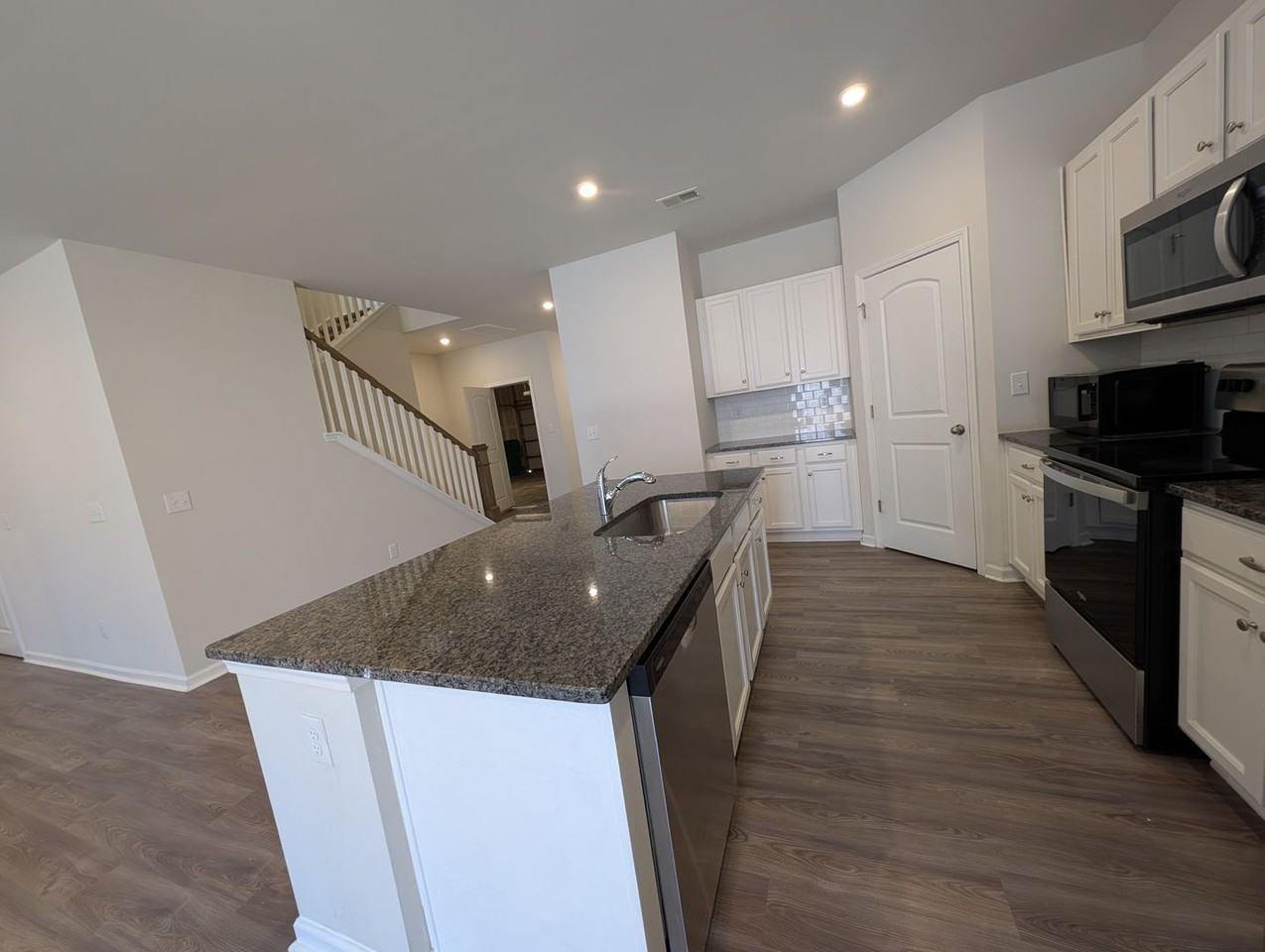 3340 Bluff Hill Ln - Photo 5 of 39