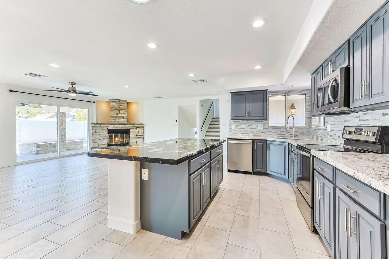 1317 E Fremont Dr - Photo 3 of 25