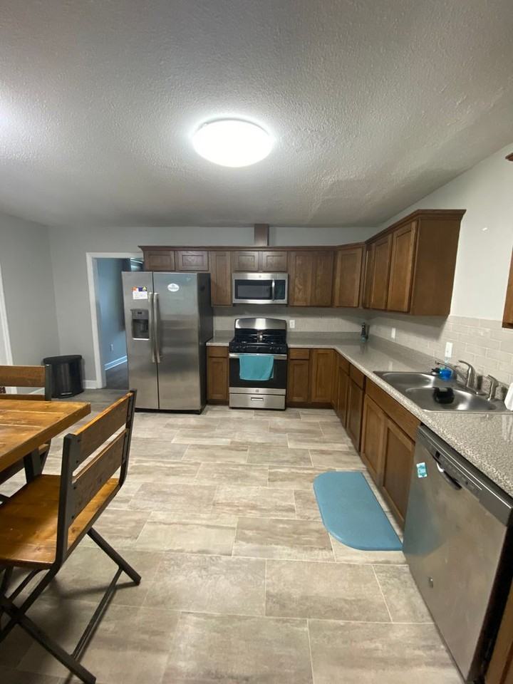 1121 S Kilbourne Rd - Photo 4 of 11