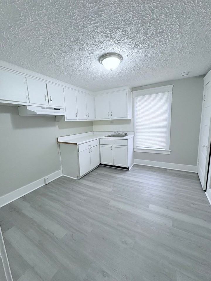 1741 W Market St - Photo 3 of 9