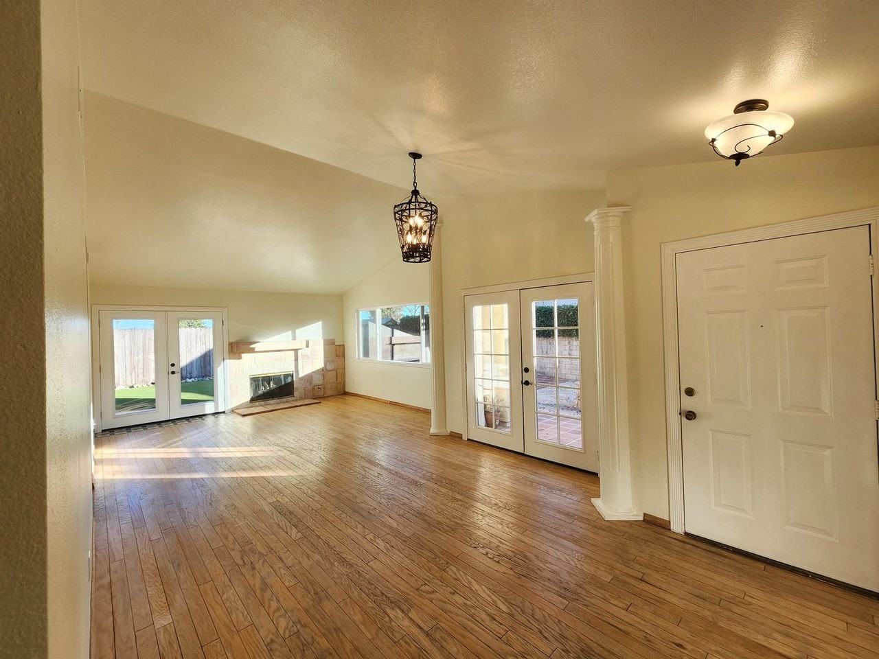 6940 Queens Ct - Photo 2 of 34