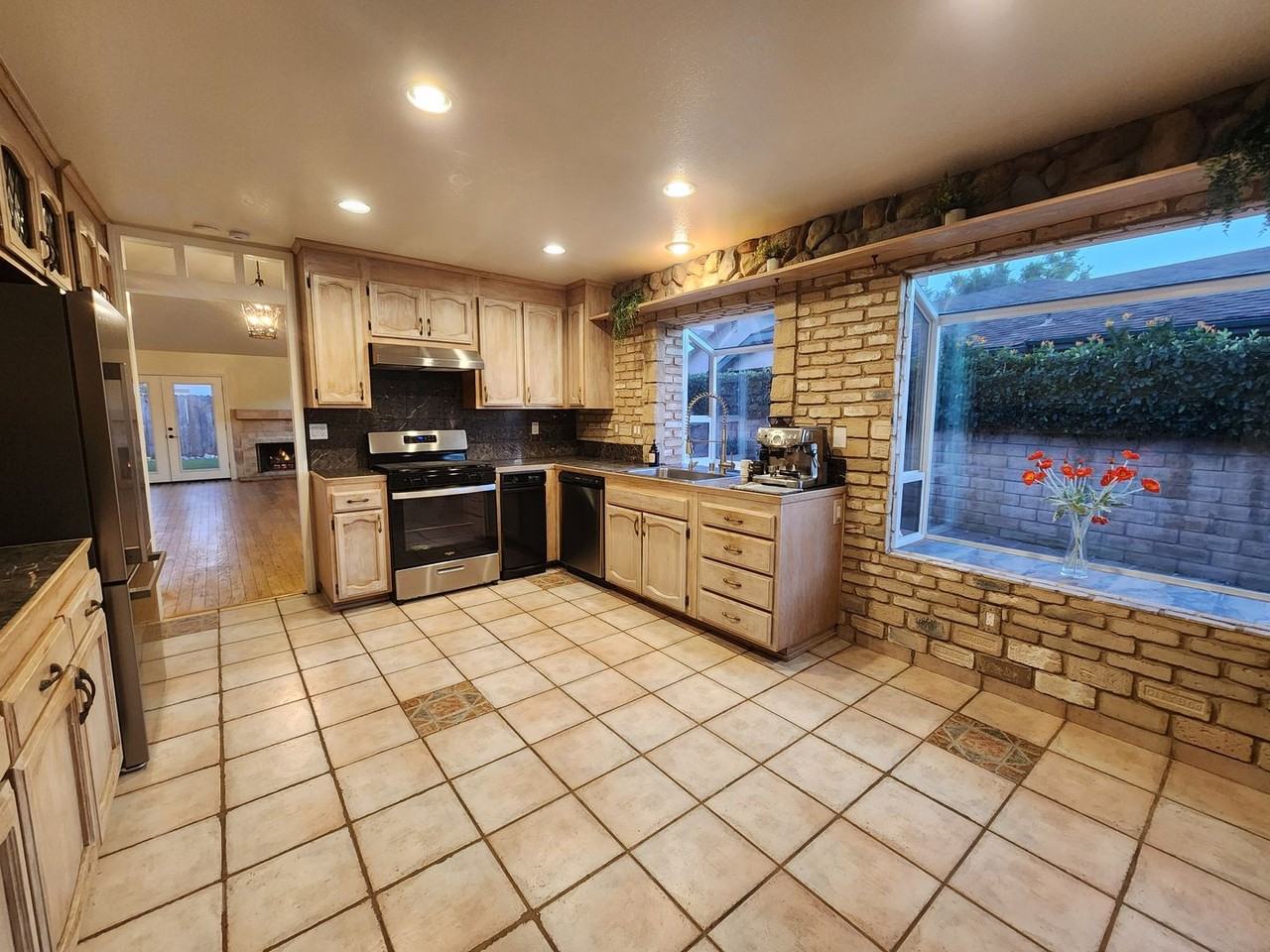 6940 Queens Ct - Photo 3 of 34