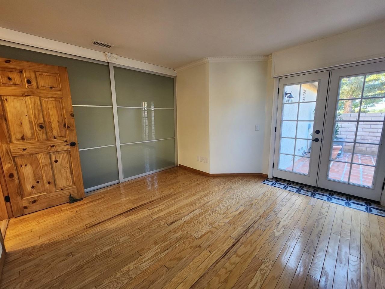 6940 Queens Ct - Photo 6 of 34