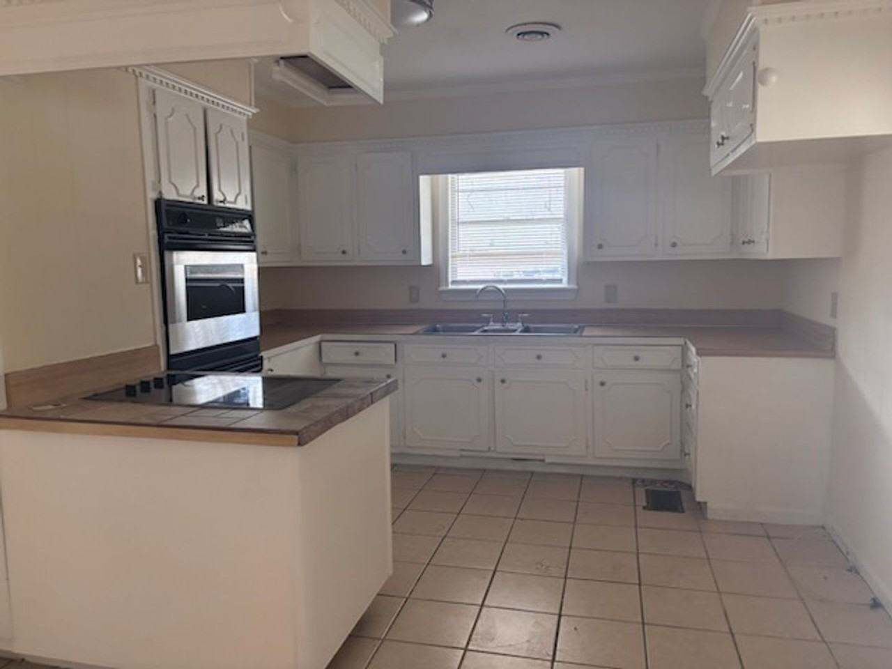 3158 Peterson Dr - Photo 2 of 15