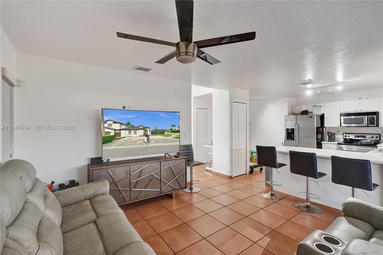 898 Nw 131st Ave - Photo 3 of 22