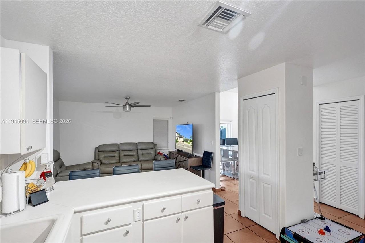 898 Nw 131st Ave - Photo 4 of 22