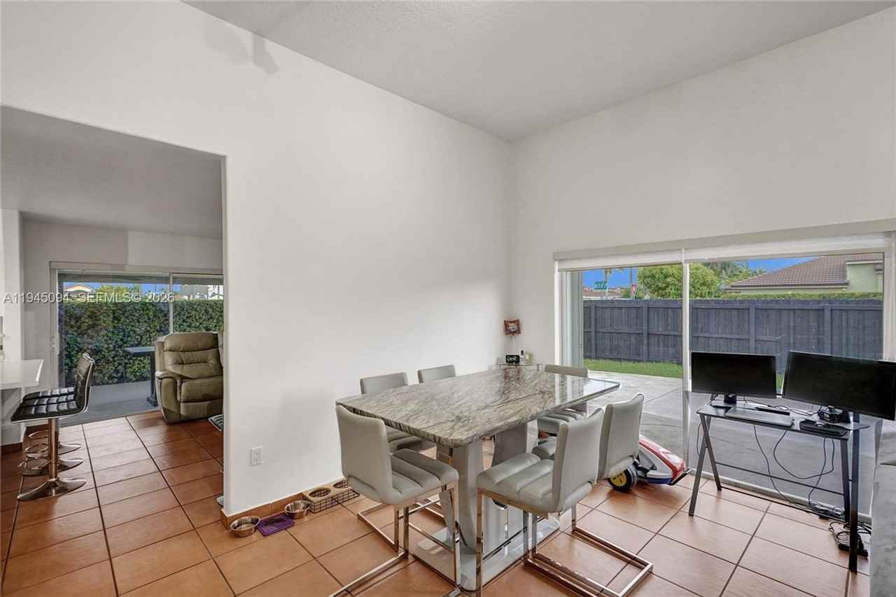 898 Nw 131st Ave - Photo 6 of 22