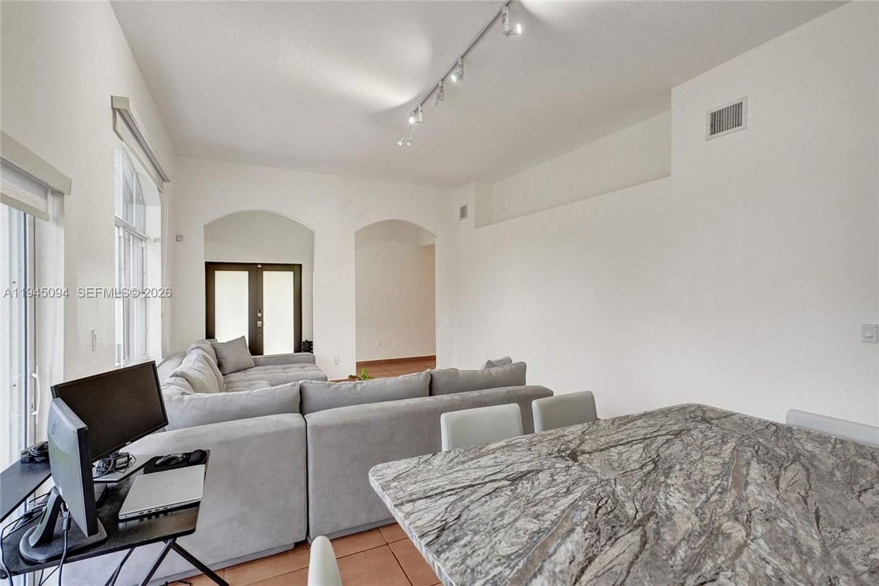 898 Nw 131st Ave - Photo 7 of 22