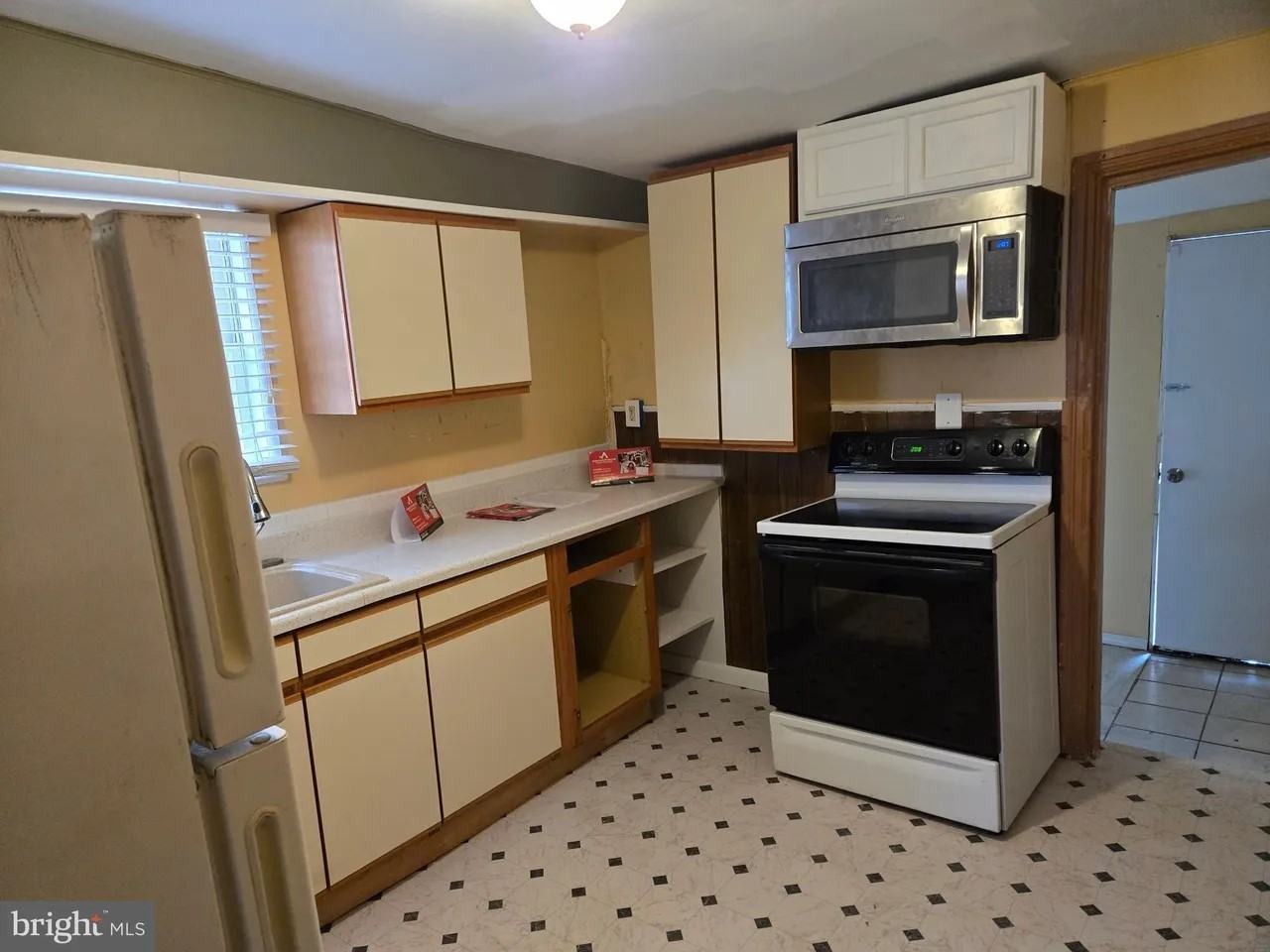 504 Walnut St - Photo 2 of 13