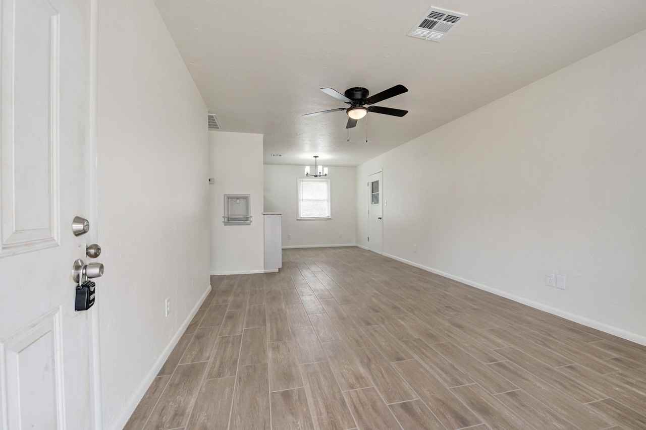 4704 Se 18th St #1 - Photo 2 of 24