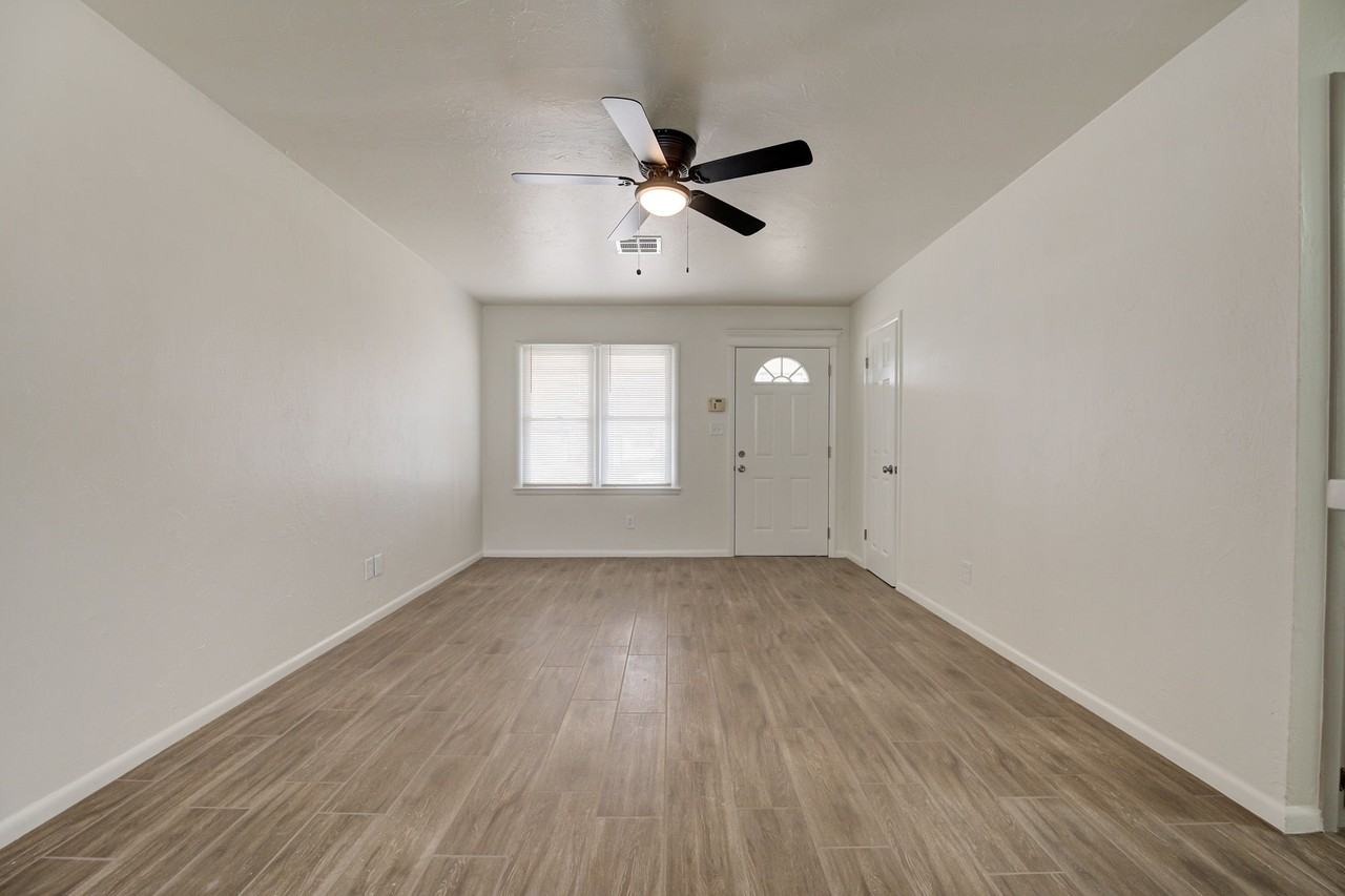 4704 Se 18th St #1 - Photo 3 of 24