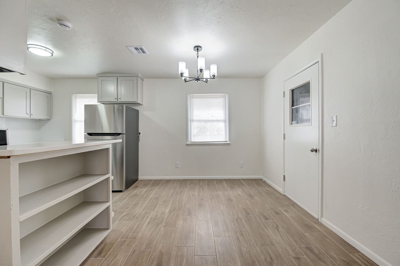 4704 Se 18th St #1 - Photo 4 of 24