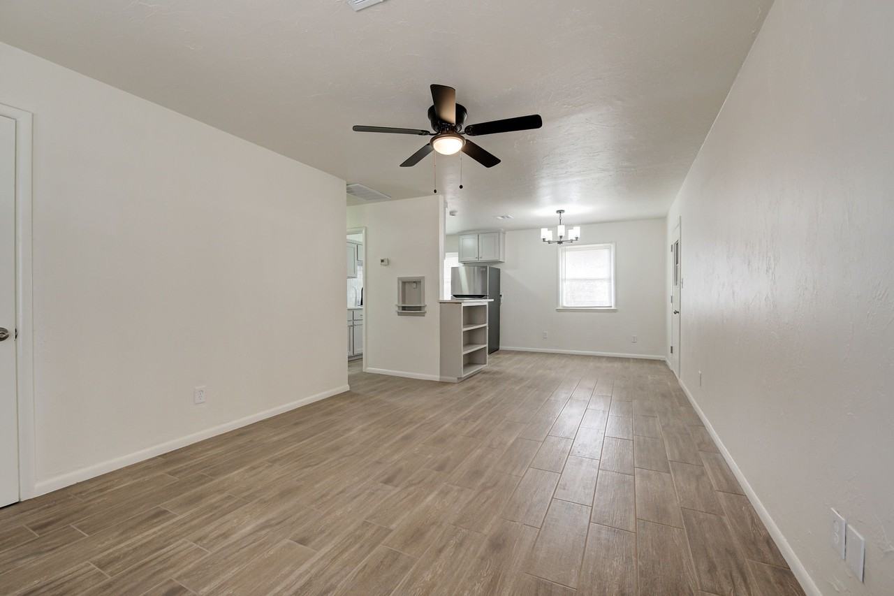 4704 Se 18th St #1 - Photo 5 of 24