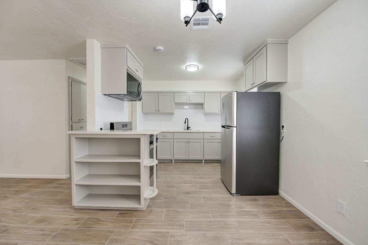 4704 Se 18th St #1 - Photo 6 of 24