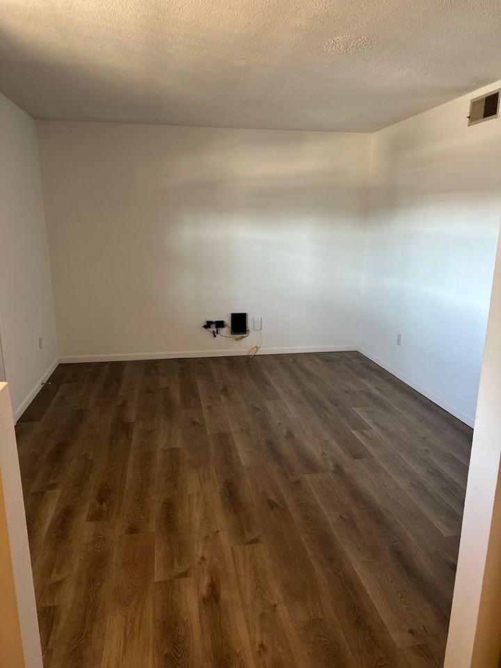 Stadium Apartments - Photo 3 of 34