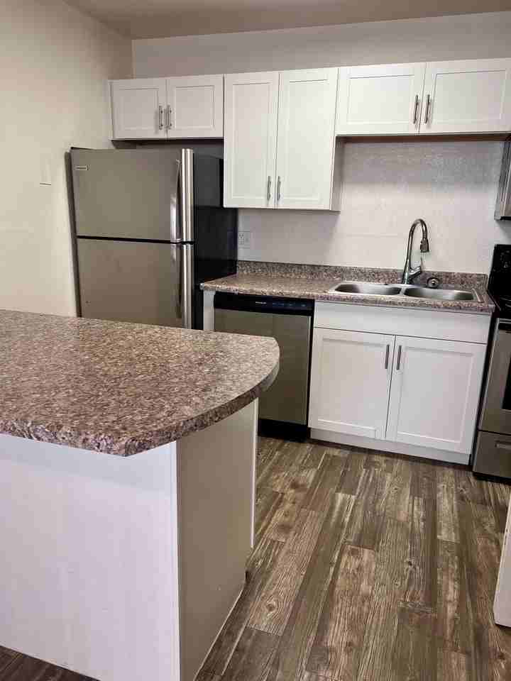 Sunset Vista Apartments - Photo 6 of 9