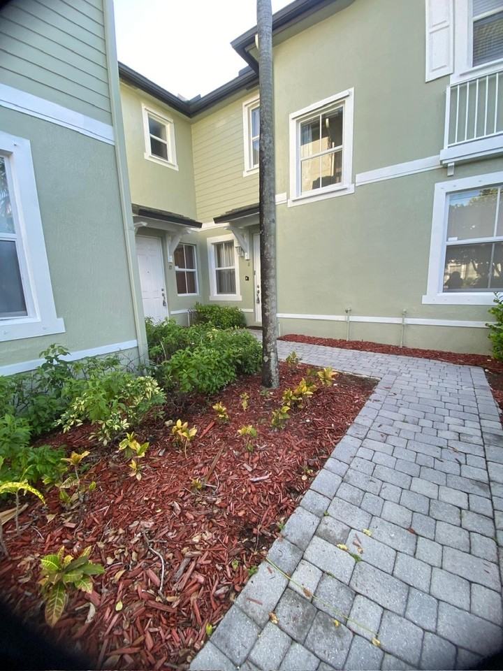 2934 Se 1st Dr #1 - Photo 2 of 19