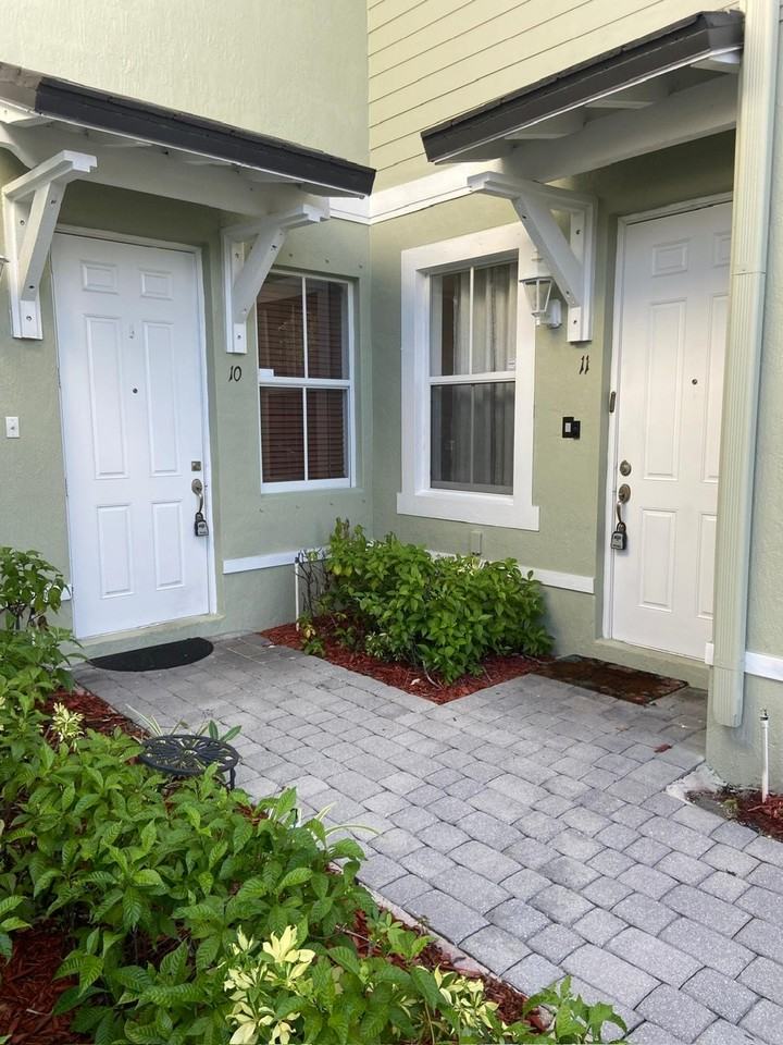 2934 Se 1st Dr #1 - Photo 3 of 19