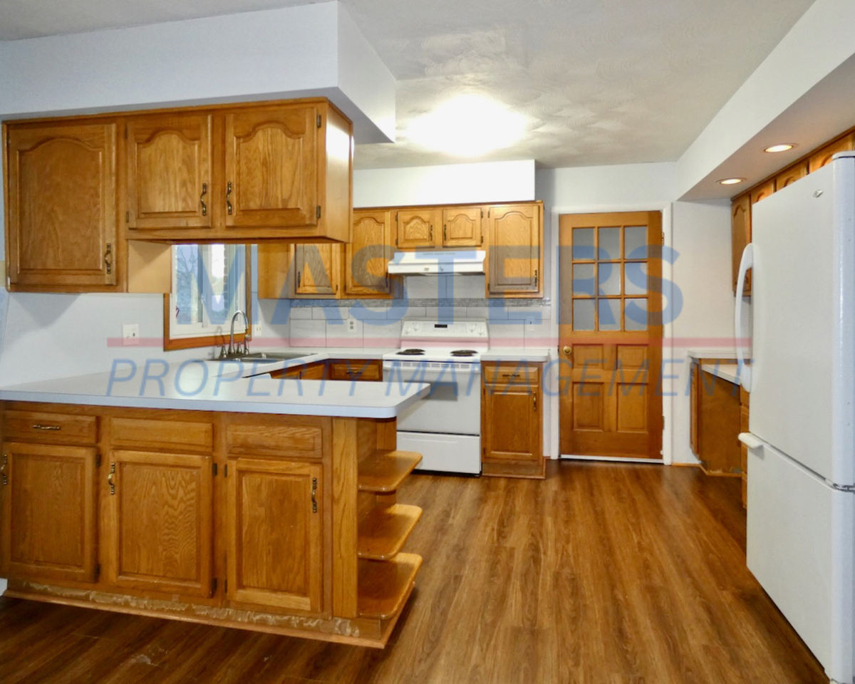 10477 Mandell Rd - Photo 4 of 32