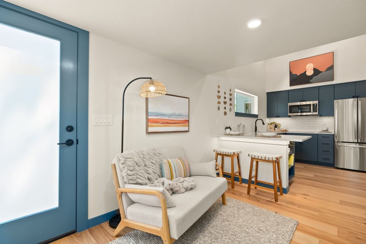 960 Ne Norton Ave #2 - Photo 2 of 16