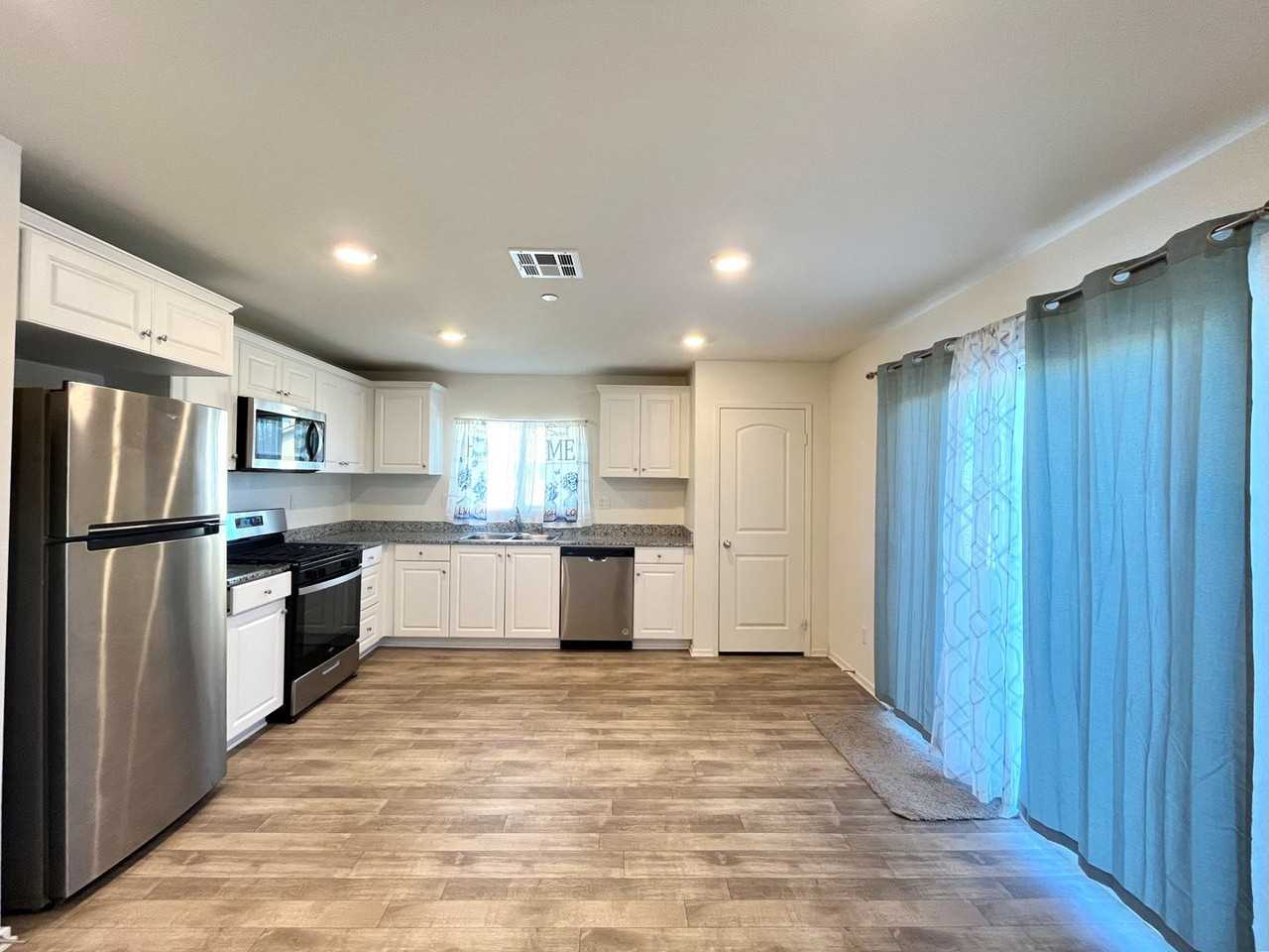 10374 San Andreas St - Photo 5 of 27