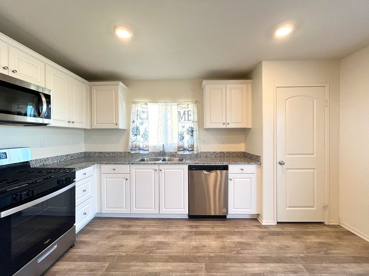 10374 San Andreas St - Photo 6 of 27