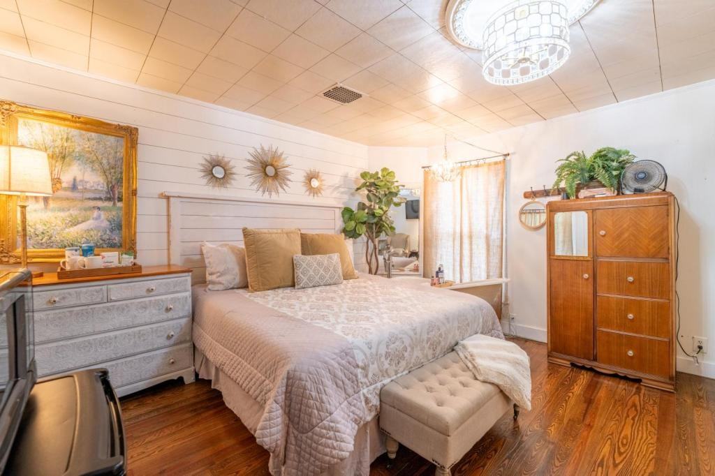 714 E Jefferson St Gold Suite - Photo 4 of 16