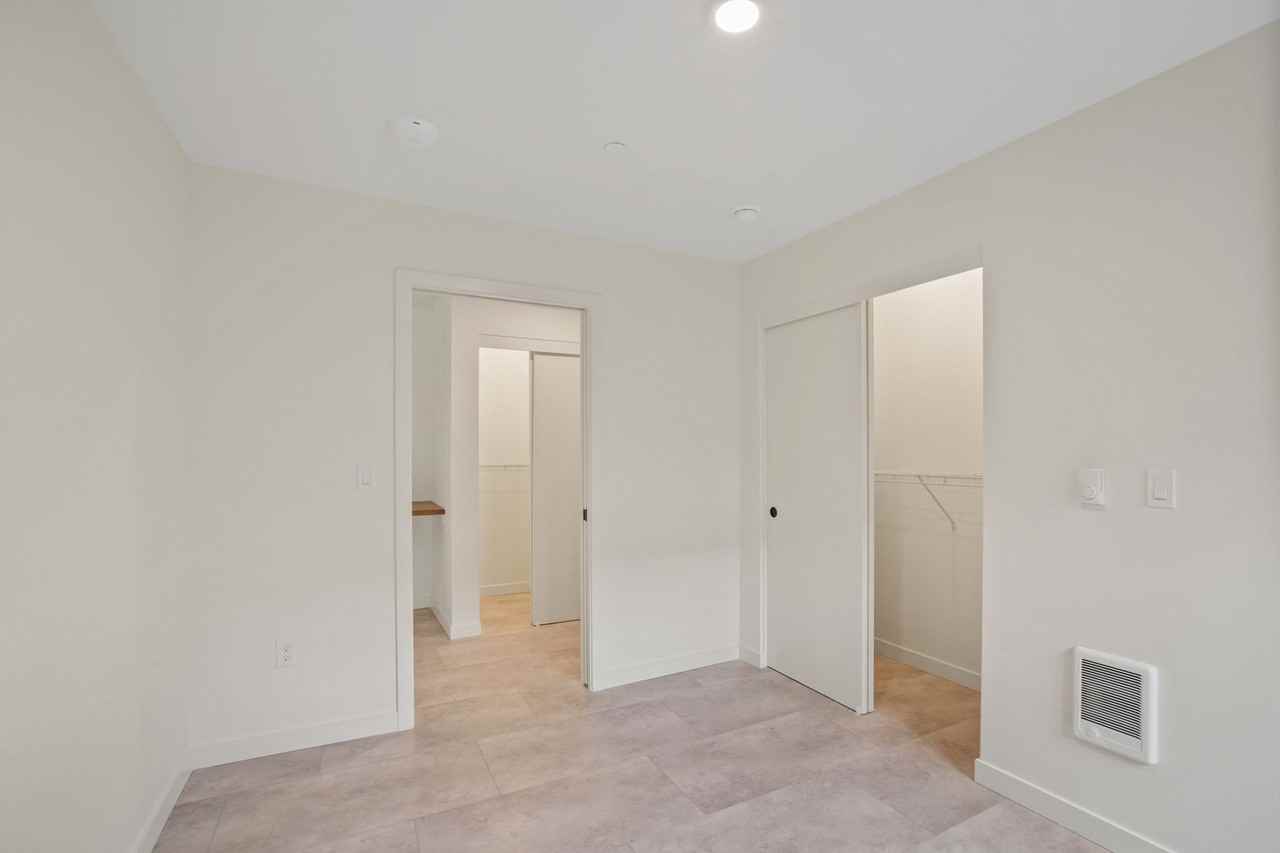 Chloe - Photo 3 of 12