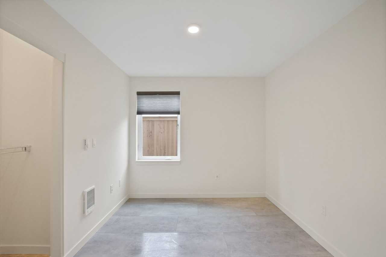 Chloe - Photo 4 of 12