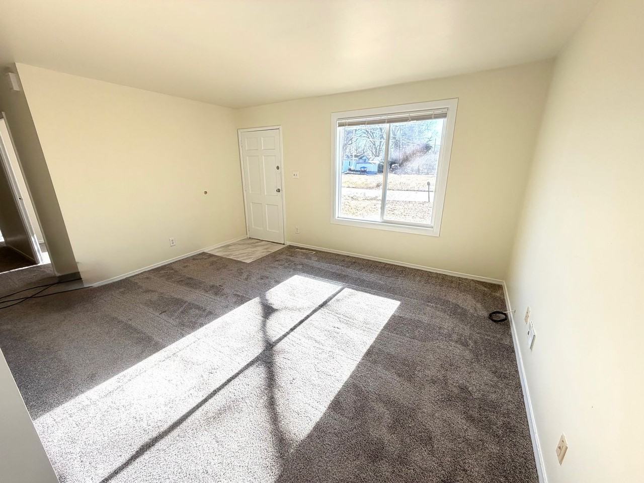 1621 Clover Ln - Photo 3 of 12