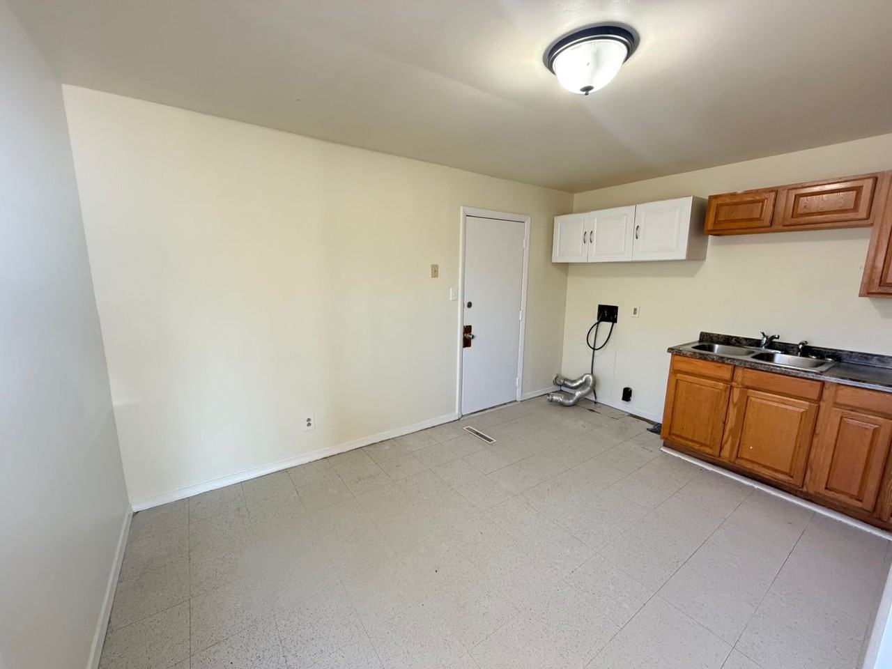 1621 Clover Ln - Photo 4 of 12