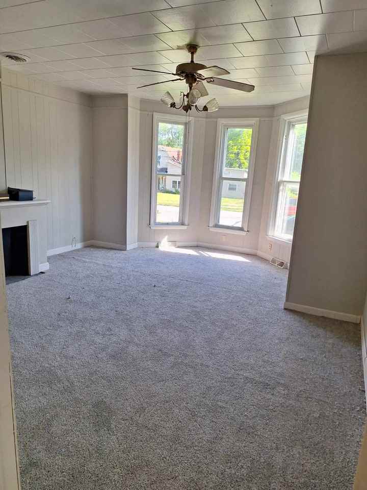 Beautiful Sidney Home - Photo 3 of 5