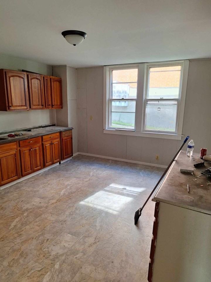 Beautiful Sidney Home - Photo 4 of 5