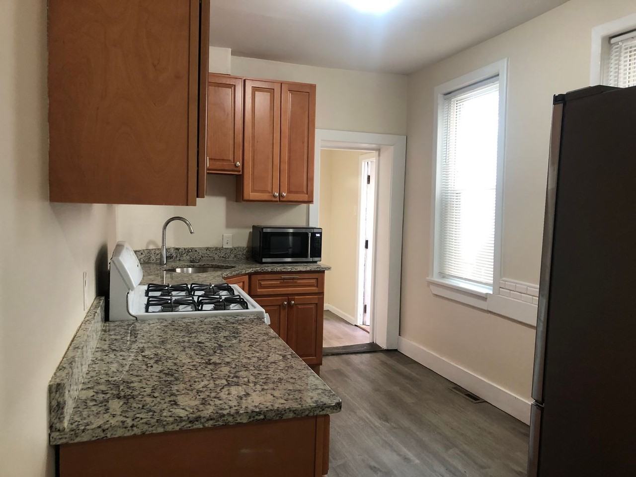 825 Beatty St - Photo 2 of 19