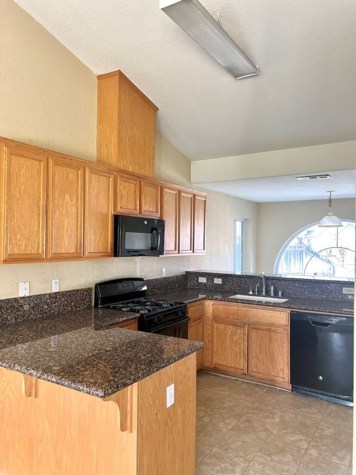 633 Langley Ct - Photo 3 of 11