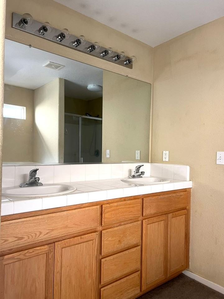 633 Langley Ct - Photo 6 of 11