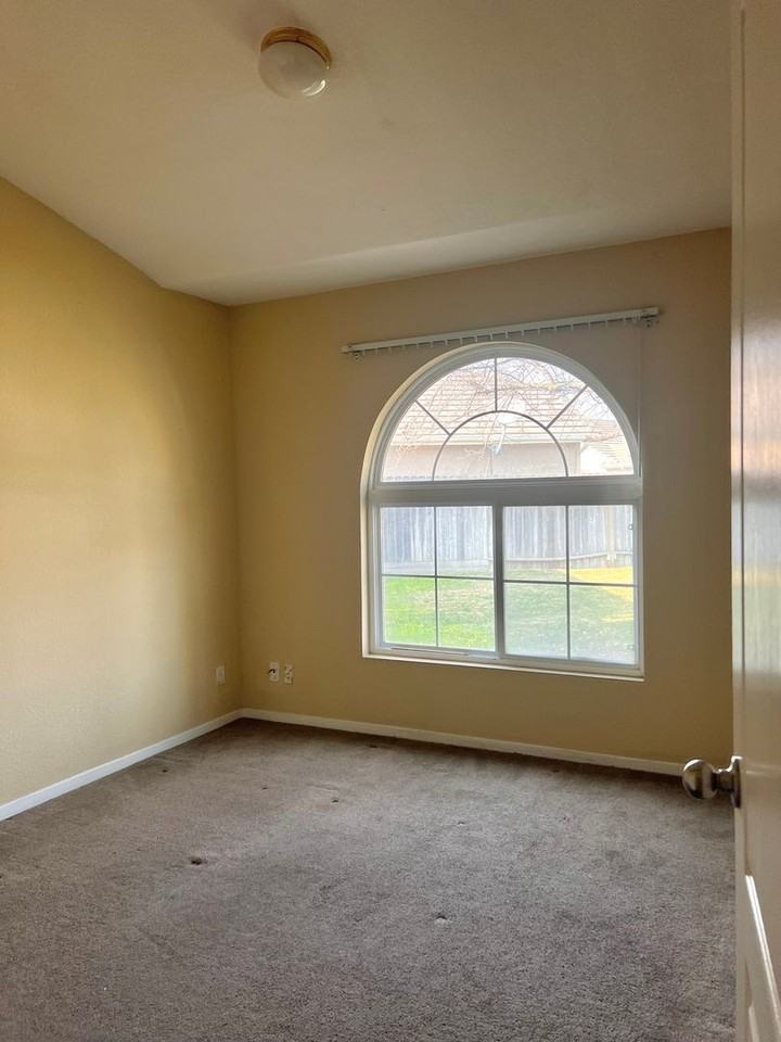 633 Langley Ct - Photo 7 of 11