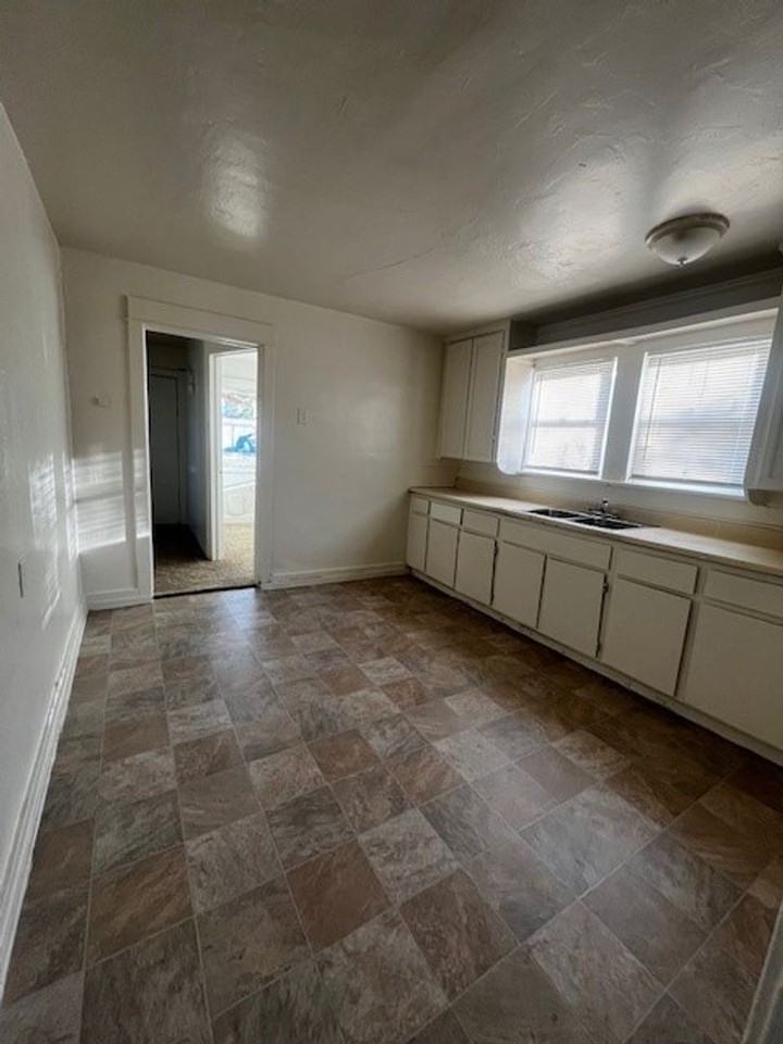 2416 Center St - Photo 3 of 6