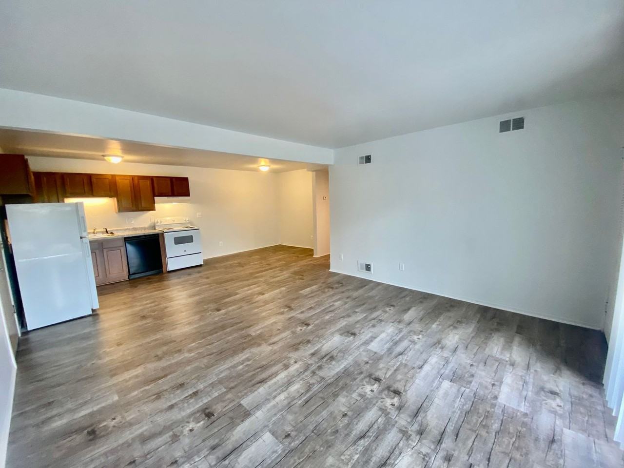 Ambassador East Apartments - Photo 2 of 28