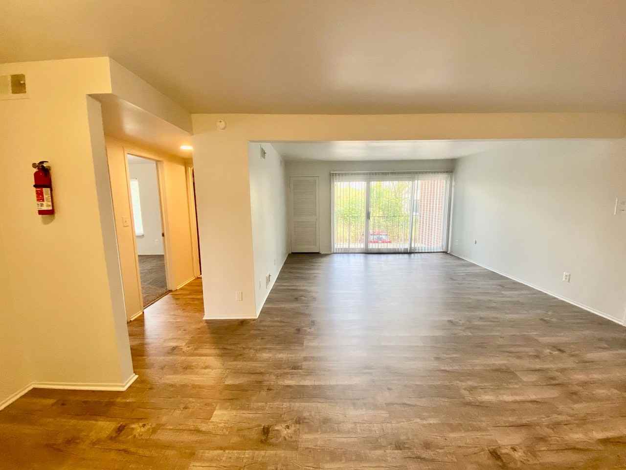 Ambassador East Apartments - Photo 3 of 28