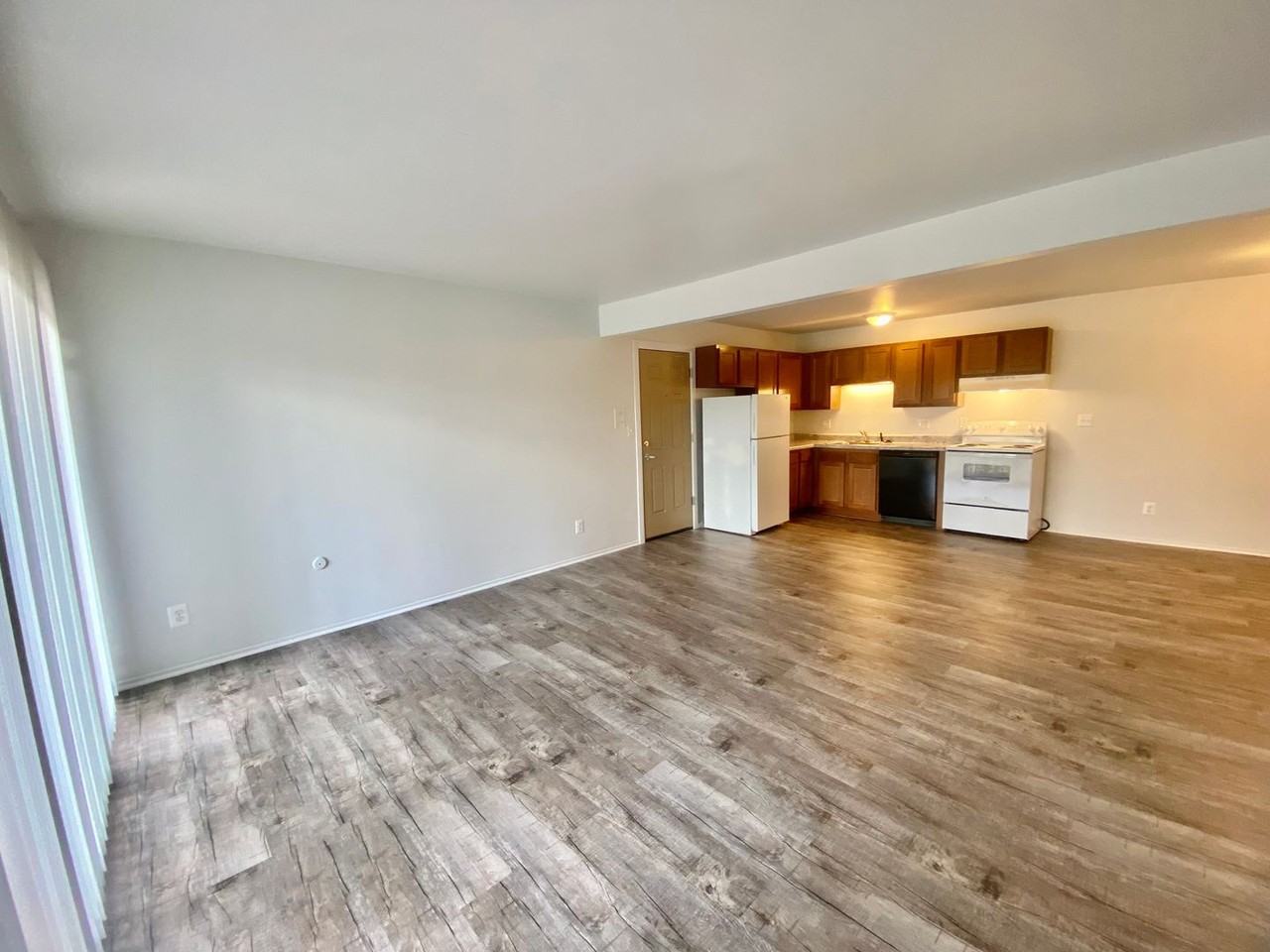 Ambassador East Apartments - Photo 4 of 28