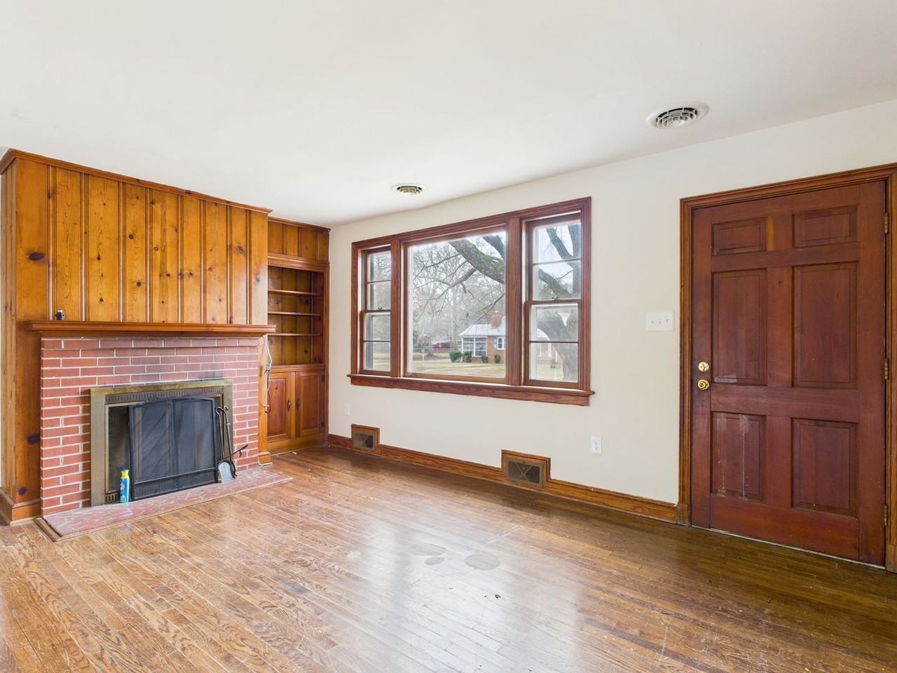 637 Woodhaven Dr - Photo 4 of 33