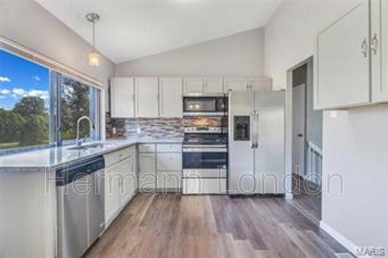 5227 Suntrail Dr - Photo 7 of 24