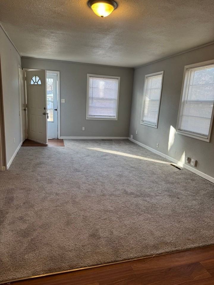 2611 S 48th Ter - Photo 3 of 7