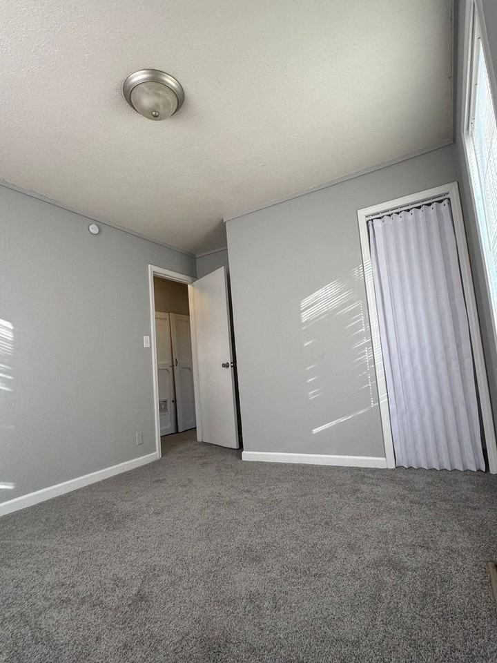 2611 S 48th Ter - Photo 5 of 7