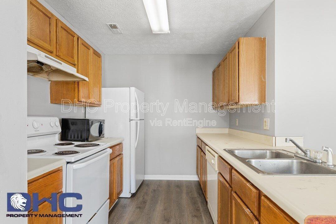 5876 Strathmoor Manor Cir - Photo 4 of 11