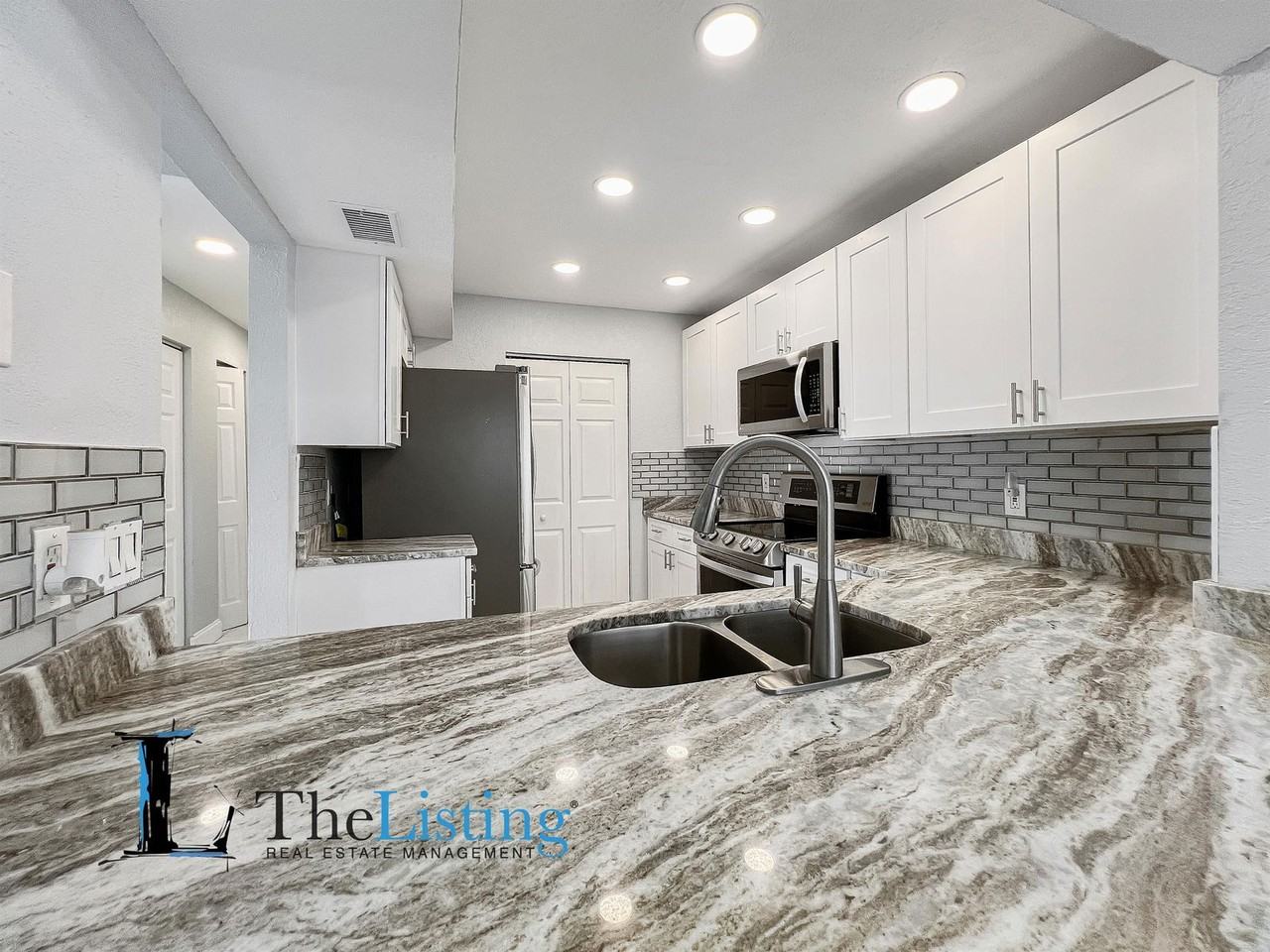 2482 Lakeway Branch Dr - Photo 5 of 19