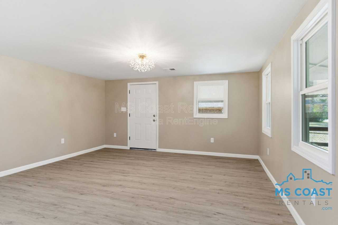 1528 Ladnier Rd - Photo 4 of 26